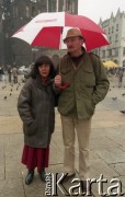6.10.1996, Kraków, Polska.
Pisarz Sławomir Mrożek wraz z żoną Susaną Osorio-Mrożek podczas spaceru po Rynku Głównym. 
Fot. Anna Pietuszko, zbiory Ośrodka KARTA