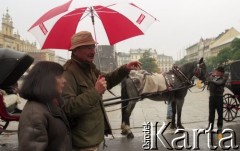 6.10.1996, Kraków, Polska.
Pisarz Sławomir Mrożek wraz z żoną Susaną Osorio-Mrożek podczas spaceru po Rynku Głównym. 
Fot. Anna Pietuszko, zbiory Ośrodka KARTA
