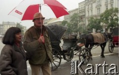 6.10.1996, Kraków, Polska.
Pisarz Sławomir Mrożek wraz z żoną Susaną Osorio-Mrożek podczas spaceru po Rynku Głównym. 
Fot. Anna Pietuszko, zbiory Ośrodka KARTA