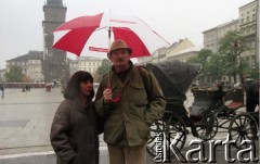 6.10.1996, Kraków, Polska.
Pisarz Sławomir Mrożek wraz z żoną Susaną Osorio-Mrożek podczas spaceru po Rynku Głównym. 
Fot. Anna Pietuszko, zbiory Ośrodka KARTA