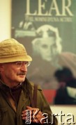 6.10.1996, Kraków, Polska.
Pisarz Sławomir Mrożek w Narodowym Starym Teatrze im. Heleny Modrzejewskiej.
Fot. Anna Pietuszko, zbiory Ośrodka KARTA