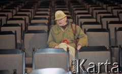 6.10.1996, Kraków, Polska.
Pisarz Sławomir Mrożek w Narodowym Starym Teatrze im. Heleny Modrzejewskiej.
Fot. Anna Pietuszko, zbiory Ośrodka KARTA