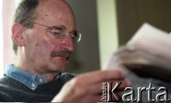 1996, Kraków, Polska.
Pisarz Sławomir Mrożek czytający gazetę.
Fot. Anna Pietuszko, zbiory Ośrodka KARTA