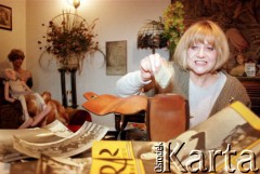 Lata 90., Warszawa, Polska.
Aktorka Krystyna Sienkiewicz w swoim mieszkaniu.
Fot. Anna Pietuszko, zbiory Ośrodka KARTA