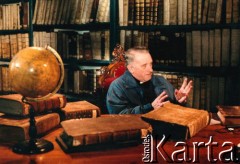 1996, Kraków, Polska.
Ksiądz Józef Tischner w bibliotece klasztornej.
Fot. Anna Pietuszko, zbiory Ośrodka KARTA
