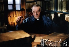 1996, Kraków, Polska.
Ksiądz Józef Tischner w bibliotece klasztornej.
Fot. Anna Pietuszko, zbiory Ośrodka KARTA