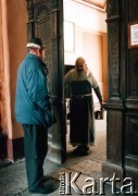 1996, Kraków, Polska.
Ksiądz Józef Tischner w bibliotece klasztornej, powitanie z zakonnikiem.
Fot. Anna Pietuszko, zbiory Ośrodka KARTA