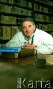 1996, Kraków, Polska.
Ksiądz Józef Tischner w bibliotece klasztornej.
Fot. Anna Pietuszko, zbiory Ośrodka KARTA