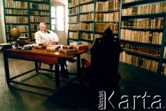 1996, Kraków, Polska.
Ksiądz Józef Tischner w bibliotece klasztornej.
Fot. Anna Pietuszko, zbiory Ośrodka KARTA