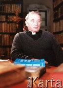 1996, Kraków, Polska.
Ksiądz Józef Tischner w bibliotece klasztornej.
Fot. Anna Pietuszko, zbiory Ośrodka KARTA
