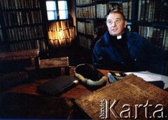 1996, Kraków, Polska.
Ksiądz Józef Tischner w bibliotece klasztornej.
Fot. Anna Pietuszko, zbiory Ośrodka KARTA