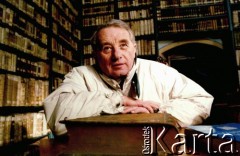 1996, Kraków, Polska.
Ksiądz Józef Tischner w bibliotece klasztornej.
Fot. Anna Pietuszko, zbiory Ośrodka KARTA