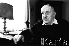 1993, Warszawa, Polska.
Pisarz i publicysta Jerzy Waldorff przy biurku w swoim mieszkaniu.
Fot. Anna Pietuszko, zbiory Ośrodka KARTA