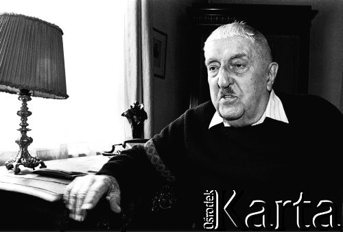 1993, Warszawa, Polska.
Pisarz i publicysta Jerzy Waldorff przy biurku w swoim mieszkaniu.
Fot. Anna Pietuszko, zbiory Ośrodka KARTA