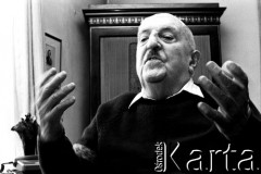 1993, Warszawa, Polska.
Pisarz i publicysta Jerzy Waldorff w swoim mieszkaniu.
Fot. Anna Pietuszko, zbiory Ośrodka KARTA