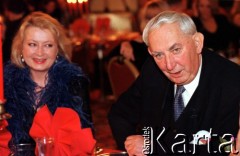 14.02.1998, Warszawa, Polska.
Aktorzy Magdalena Zawadzka i Gustaw Holoubek podczas uroczystości rozdania nagród Wiktory`97.
Fot. Anna Pietuszko, zbiory Ośrodka KARTA