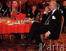 14.02.1998, Warszawa, Polska.
Tomasz Lis (za świecznikiem) i Andrzej Olechowski podczas uroczystości rozdania nagród Wiktory`97.
Fot. Anna Pietuszko, zbiory Ośrodka KARTA