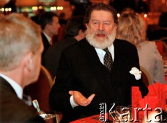 14.02.1998, Warszawa, Polska.
Aleksander Małachowski podczas uroczystości rozdania nagród Wiktory`97.
Fot. Anna Pietuszko, zbiory Ośrodka KARTA