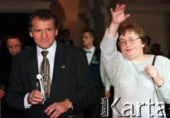 13.02.1998, Warszawa, Polska.
Bal Dziennikarzy w auli Politechniki Warszawskiej. Henryk Wujec z żoną Ludmiłą.
Fot. Anna Pietuszko, zbiory Ośrodka KARTA