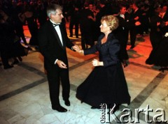 13.02.1998, Warszawa, Polska.
Bal Dziennikarzy w auli Politechniki Warszawskiej. Premier Jerzy Buzek tańczy z żoną.
Fot. Anna Pietuszko, zbiory Ośrodka KARTA