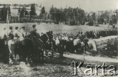 Maj 1944, Mikuliszki, gmina Turgiele, powiat wileńsko-trocki, Wileńszczyzna.  
Pogrzeb partyzantów 3. Brygady Armii Krajowej, którzy zginęli 13/14 maja 1944 roku w bitwie pod Murowaną Oszmianką. Cmentarz istniejący, odrestaurowany staraniem ROPWiM w roku 1992. 
Fot. NN, kolekcja Wincentego Borodziewicza, zbiory Ośrodka KARTA, przekazała Wanda Borodziewicz.