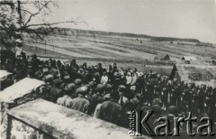 15.05.1944, Graużyszki, Wileńszczyzna.
Tymczasowy cmentarzyk partyzancki przy kościele parafialnym. Żołnierze 8 Oszmiańskiej Brygady AK i 13 Brygady AK żegnają poległych w walce pod Murowaną Oszmianką (13/14 maja 1944 roku). Na fotografii widoczny m.in. mjr 