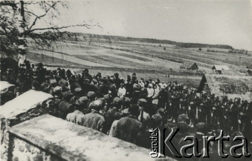 15.05.1944, Graużyszki, Wileńszczyzna.
Tymczasowy cmentarzyk partyzancki przy kościele parafialnym. Żołnierze 8 Oszmiańskiej Brygady AK i 13 Brygady AK żegnają poległych w walce pod Murowaną Oszmianką (13/14 maja 1944 roku). Na fotografii widoczny m.in. mjr 