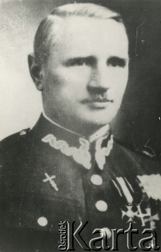 Przed 1.09.1939, Polska.
Major Kazimierz Radzikowski ps. Dąbek, Robur – szef Kedywu wileńskiego od 1943 roku do kwietnia 1944 roku, następnie szef IV kwatermistrzostwa Dowództwa Oddziałów Partyzanckich Armii Krajowej. Aresztowany 17 lipca 1944 w Boguszach.
Fot. NN, kolekcja Wincentego Borodziewicza, zbiory Ośrodka KARTA, przekazała Wanda Borodziewicz