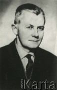 Brak daty, brak miejsca.
Zygmunt Szczęsny Brzozowski ps. Gustaw – pełnił funkcję skarbnika w wileńskim Biurze Informacji i Propagandy Armii Krajowej od połowy 1943 roku i kierował komórką nasłuchu radiowego do końca 1943 roku. Od 28 marca 1945 roku mieszkał w Polsce, udało mu się uniknąć represji. 
Fot. NN, kolekcja Wincentego Borodziewicza, zbiory Ośrodka KARTA, przekazała Wanda Borodziewicz