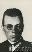 1944, brak miejsca. 
Stanisław Kiałka ps. Ślęczek, Drzewica, Szarotka, Bolesław. Organizator i działacz wileńskiego SZP-ZWZ-AK.
Fot. NN, kolekcja Wincentego Borodziewicza, zbiory Ośrodka KARTA, przekazała Wanda Borodziewicz