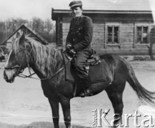 1944, brak miejsca.
Podporucznik Julian Marciszewski ps. Achilles – przed wojną nauczyciel, w okresie okupacji adiutant dowódcy Zgrupowania Partyzanckiego III – Oszmiańskiego majora Czesława Dębickiego.
Fot. NN, kolekcja Wincentego Borodziewicza, zbiory Ośrodka KARTA, przekazała Wanda Borodziewicz