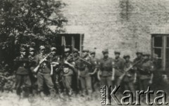 15.06.1944, Wilno.
Ułani pierwszego plutonu Oddziału Rozpoznawczego Komendanta Okręgu AK. Stanowili ochronę i asystę Komendanta Okręgu Wileńskiego AK podpułkownika Aleksandra Krzyżanowskiego ps. Wilk w trakcie jego wizyty w Wilnie 15 czerwca 1944 roku. Pluton kwaterował przy ul. Mostowej 5. 
Fot. NN, kolekcja Wincentego Borodziewicza, zbiory Ośrodka KARTA, przekazała Wanda Borodziewicz