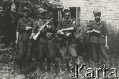 15.06.1944, Wilno.
Ułani pierwszego plutonu Oddziału Rozpoznawczego Komendanta Okręgu AK. Stanowili ochronę i asystę Komendanta Okręgu Wileńskiego AK podpułkownika Aleksandra Krzyżanowskiego ps. „Wilk” w trakcie jego wizyty w Wilnie 15 czerwca 1944 roku. Pluton kwaterował przy ul. Mostowej 5. 
Fot. NN, kolekcja Wincentego Borodziewicza, zbiory Ośrodka KARTA, przekazała Wanda Borodziewicz