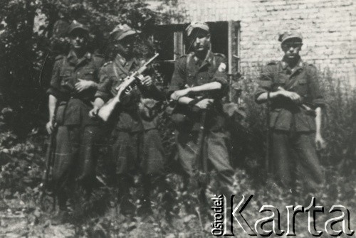 15.06.1944, Wilno.
Ułani pierwszego plutonu Oddziału Rozpoznawczego Komendanta Okręgu AK. Stanowili ochronę i asystę Komendanta Okręgu Wileńskiego AK podpułkownika Aleksandra Krzyżanowskiego ps. „Wilk” w trakcie jego wizyty w Wilnie 15 czerwca 1944 roku. Pluton kwaterował przy ul. Mostowej 5. 
Fot. NN, kolekcja Wincentego Borodziewicza, zbiory Ośrodka KARTA, przekazała Wanda Borodziewicz