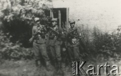 15.06.1944, Wilno.
Ułani pierwszego plutonu Oddziału Rozpoznawczego Komendanta Okręgu AK. Stanowili ochronę i asystę Komendanta Okręgu Wileńskiego AK podpułkownika Aleksandra Krzyżanowskiego ps. „Wilk” w trakcie jego wizyty w Wilnie 15 czerwca 1944 roku. Pluton kwaterował przy ul. Mostowej 5. Na zdjęciu stoją od lewej: kapral Lech Izbicki ps. Hel”, kapral Kazimierz Buncler ps. Mik, kapral Zygmunt Kłosiński ps. Huzar. 
Fot. NN, kolekcja Wincentego Borodziewicza, zbiory Ośrodka KARTA, przekazała Wanda Borodziewicz
