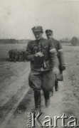 Lipiec 1944, brak miejsca.
Dowódca 1 Wileńskiej Brygady Partyzanckiej Armii Krajowej porucznik Czesław Grombczewski ps. Jurand (zginął 13 lipca 1944 roku) i podchorąży Roman Żebryk ps. Robak (po wojnie „Korab”).
Fot. NN, kolekcja Wincentego Borodziewicza, zbiory Ośrodka KARTA, przekazała Wanda Borodziewicz