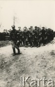 Lipiec 1944, Kamionka. 
3 pluton 1 Wileńskiej Brygady Partyzanckiej Armii Krajowej defiluje przed dowódcą Brygady.
Fot. NN, kolekcja Wincentego Borodziewicza, zbiory Ośrodka KARTA, przekazała Wanda Borodziewicz