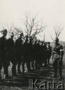 Lipiec 1944, brak miejsca.
Dowódca drużyny 1 Brygady Partyzanckiej Armii Krajowej kapral Piątek ps. Czarny (przed wojną bokser w WKS Śmigły w Wilnie) prowadzi zajęcia z musztry zwartej.
Fot. NN, kolekcja Wincentego Borodziewicza, zbiory Ośrodka KARTA, przekazała Wanda Borodziewicz