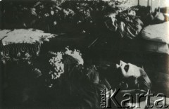 14.07.1944, wieś Krawczuny.
Zwłoki dowódcy 1 Wileńskiej Brygady Partyzanckiej Armii Krajowej porucznika Czesława Grombczewskiego ps. Jurand i sierżanta Maurycego Palenki ps. Struga. Zginęli 13 lipca 1944 roku.
Fot. NN, kolekcja Wincentego Borodziewicza, zbiory Ośrodka KARTA, przekazała Wanda Borodziewicz