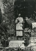 Lipiec 1944, Kamionka.
Żołnierze 1 Wileńskiej Brygady Partyzanckiej Armii Krajowej w czasie mszy świętej odprawianej przez kapelana Brygady.
Fot. NN, kolekcja Wincentego Borodziewicza, zbiory Ośrodka KARTA, przekazała Wanda Borodziewicz