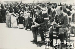 Lipiec 1944, Kamionka.
Żołnierze 1 Wileńskiej Brygady Partyzanckiej Armii Krajowej w czasie mszy świętej. Pierwszy od lewej dowódca Brygady Czesław Grombczewski ps. Jurand.
Fot. NN, kolekcja Wincentego Borodziewicza, zbiory Ośrodka KARTA, przekazała Wanda Borodziewicz