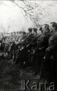 Lipiec 1944, Kamionka.
Żołnierze 1 Wileńskiej Brygady Partyzanckiej Armii Krajowej w czasie mszy świętej. 
Fot. NN, kolekcja Wincentego Borodziewicza, zbiory Ośrodka KARTA, przekazała Wanda Borodziewicz