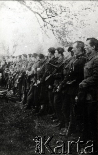 Lipiec 1944, Kamionka.
Żołnierze 1 Wileńskiej Brygady Partyzanckiej Armii Krajowej w czasie mszy świętej. 
Fot. NN, kolekcja Wincentego Borodziewicza, zbiory Ośrodka KARTA, przekazała Wanda Borodziewicz