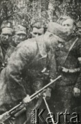 Lipiec 1944, brak miejsca.
Żołnierze 1 plutonu 1 Brygady Partyzanckiej Armii Krajowej w czasie ćwiczeń z karabinem maszynowym.
Fot. NN, kolekcja Wincentego Borodziewicza, zbiory Ośrodka KARTA, przekazała Wanda Borodziewicz