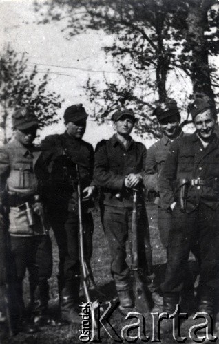 Lipiec 1944, brak miejsca.
Żołnierze 1 Wileńskiej Brygady Partyzanckiej Armii Krajowej.
Fot. NN, kolekcja Wincentego Borodziewicza, zbiory Ośrodka KARTA, przekazała Wanda Borodziewicz