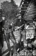Lipiec 1944, brak miejsca.
Żołnierze 1 plutonu 1 Wileńskiej Brygady Partyzanckiej Armii Krajowej. 
Fot. NN, kolekcja Wincentego Borodziewicza, zbiory Ośrodka KARTA, przekazała Wanda Borodziewicz