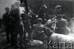 Lipiec 1944, brak miejsca.
Żołnierze 1 Wileńskiej Brygady Partyzanckiej Armii Krajowej. W głębi z prawej strony trzy sanitariuszki Brygady. 
Fot. NN, kolekcja Wincentego Borodziewicza, zbiory Ośrodka KARTA, przekazała Wanda Borodziewicz