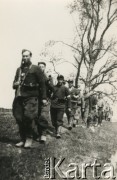 Lipiec 1944, brak miejsca.
Żołnierze 2 drużyny 1 plutonu 1 Wileńskiej Brygady Partyzanckiej Armii Krajowej. Na czele maszeruje drużynowy „Kulwieć”.
Fot. NN, kolekcja Wincentego Borodziewicza, zbiory Ośrodka KARTA, przekazała Wanda Borodziewicz