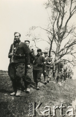 Lipiec 1944, brak miejsca.
Żołnierze 2 drużyny 1 plutonu 1 Wileńskiej Brygady Partyzanckiej Armii Krajowej. Na czele maszeruje drużynowy „Kulwieć”.
Fot. NN, kolekcja Wincentego Borodziewicza, zbiory Ośrodka KARTA, przekazała Wanda Borodziewicz