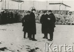 Kwiecień 1944, Małe Soleczniki, Wileńszczyzna.
Grupa oficerów 3 Wileńskiej Brygady Armii Krajowej podczas odprawy, której dokonuje komendant Brygady por. Gracjan Fróg ps. Szczerbiec.
Fot. NN, kolekcja Wincentego Borodziewicza, zbiory Ośrodka KARTA, przekazała Wanda Borodziewicz